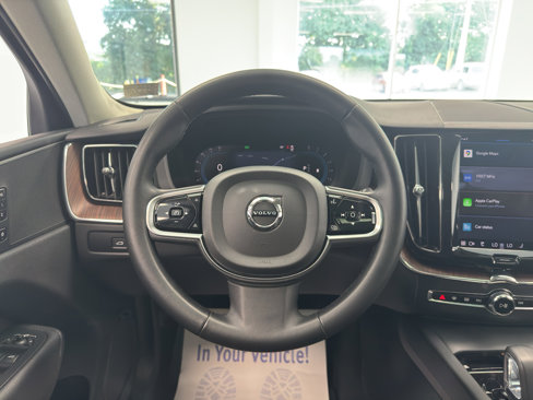 Used 2023 Volvo XC60 B5 Plus image 21