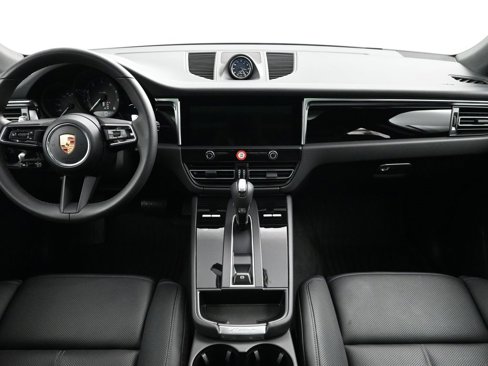 Used 2025 Porsche Macan image 9