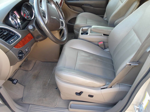 Used 2014 Chrysler Town & Country Touring w/ Driver Convenience Group image 7