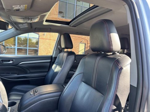 Used 2019 Toyota Highlander SE image 19