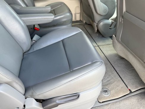 Used 2010 Volkswagen Routan SE image 19
