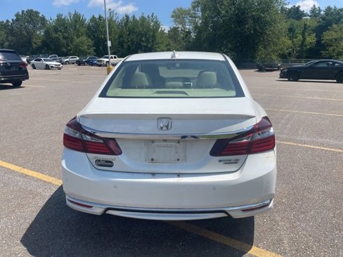 Used 2017 Honda Accord Touring image 4