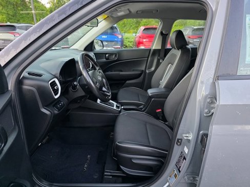 Used 2022 Hyundai Venue Limited image 16