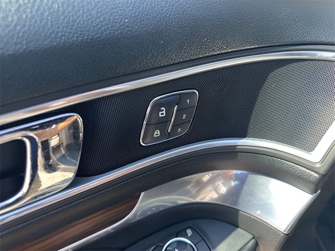 Used 2017 Ford Explorer Limited image 11