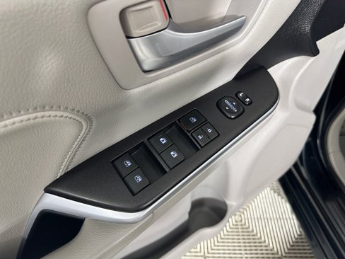 Used 2016 Toyota Camry XLE image 11
