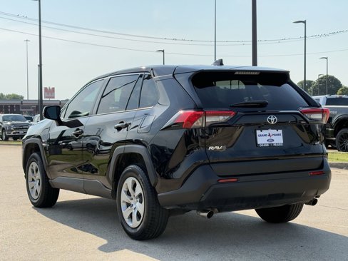 Used 2022 Toyota RAV4 LE image 4