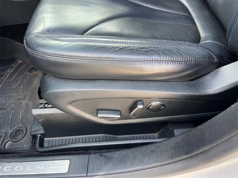 Used 2016 Lincoln MKX Select image 15