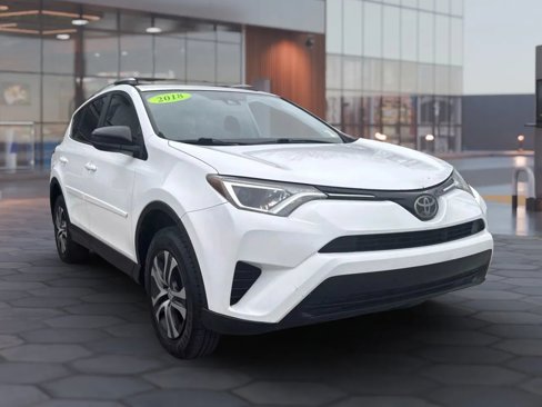 Used 2018 Toyota RAV4 LE image 10