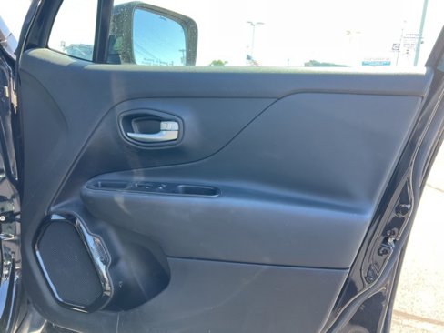 Used 2016 Jeep Renegade Latitude image 21