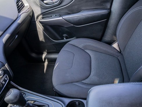 Used 2019 Jeep Cherokee Latitude w/ Popular Appearance Group image 31