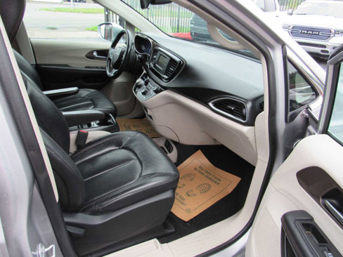 Used 2017 Chrysler Pacifica Touring-L image 8