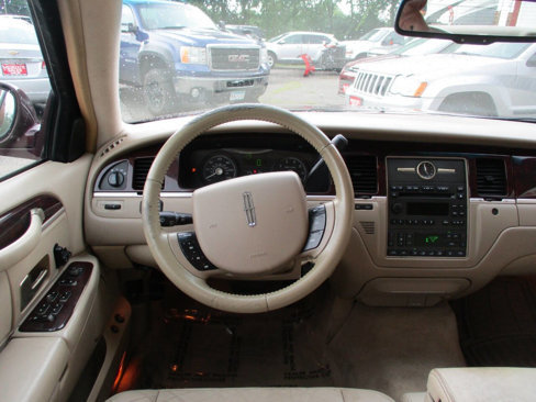 Used 2006 Lincoln Town Car Signature image 17