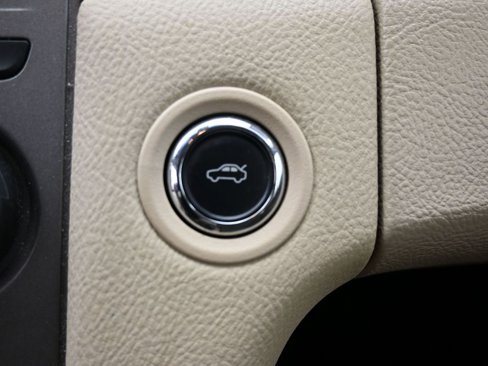 Used 2017 Ford Taurus SE image 22