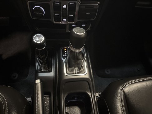 Used 2022 Jeep Wrangler Unlimited Sahara image 15