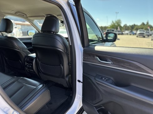 Used 2023 Jeep Grand Cherokee Limited image 10