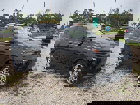 Used 2022 Chevrolet Bolt EUV LT w/ Comfort Package image 2