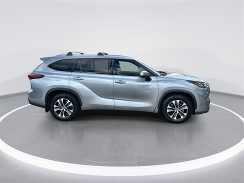 Used 2020 Toyota Highlander XLE image 9