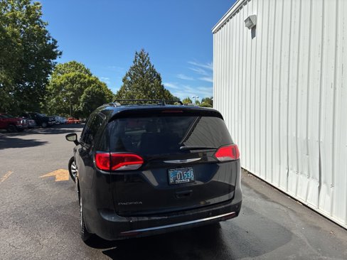 Used 2017 Chrysler Pacifica Touring-L image 6