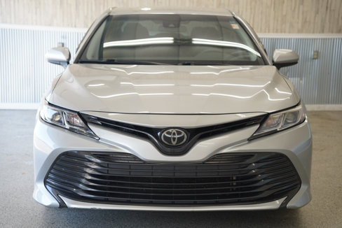 Used 2018 Toyota Camry LE image 3