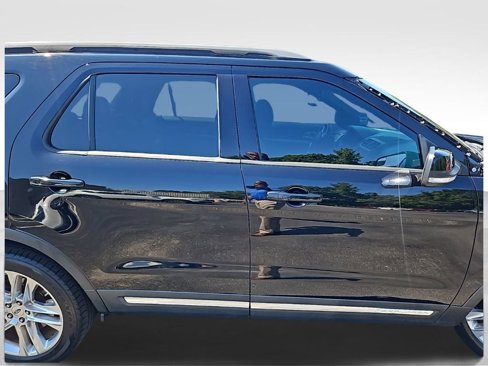Used 2016 Ford Explorer XLT w/ Equipment Group 202A image 8