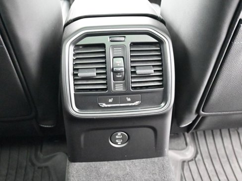 Certified 2025 Porsche Macan image 8