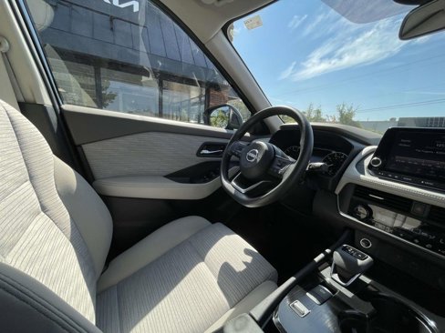 Used 2023 Nissan Rogue SV image 32