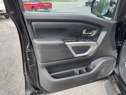 Used 2017 Nissan Titan SV image 14