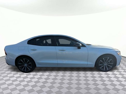 Used 2022 Volvo S60 B5 Momentum image 2
