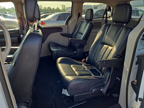 Used 2016 Chrysler Town & Country Touring image 6