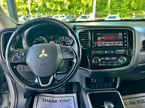 Used 2018 Mitsubishi Outlander SE image 11