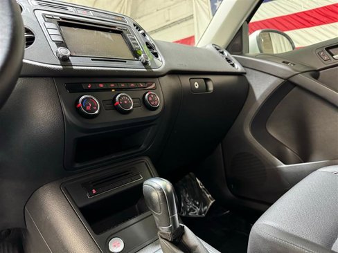 Used 2014 Volkswagen Tiguan SE image 23