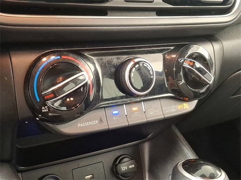 Used 2022 Hyundai Kona SEL w/ Winter Weather Package image 18