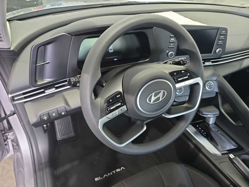 Used 2025 Hyundai Elantra SE image 20