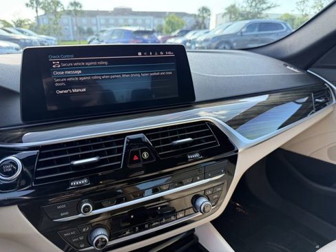 Used 2020 BMW 530e w/ Convenience Package image 25