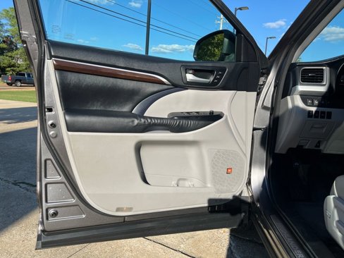 Used 2015 Toyota Highlander Limited image 11