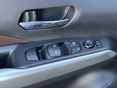 Used 2020 Nissan Kicks SR image 18