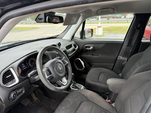 Used 2018 Jeep Renegade Latitude w/ Popular Equipment Group image 9