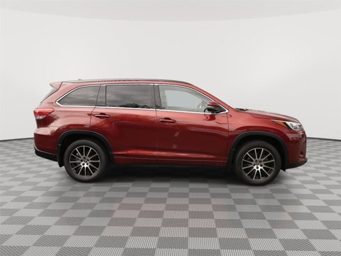 Used 2018 Toyota Highlander SE image 28