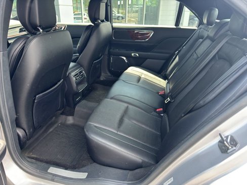 Used 2017 Lincoln Continental Select image 10