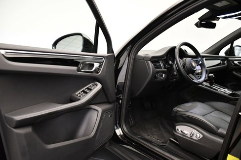 Certified 2025 Porsche Macan Turbo image 40