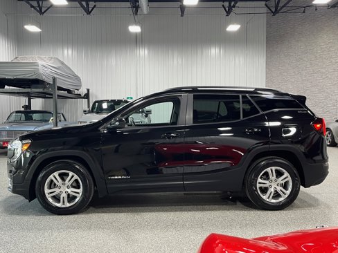 Certified 2022 GMC Terrain SLE w/ Driver Convenience Package image 2