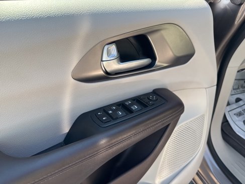 Used 2017 Chrysler Pacifica Touring-L image 20