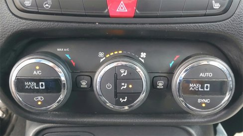 Used 2015 Jeep Renegade Limited image 27