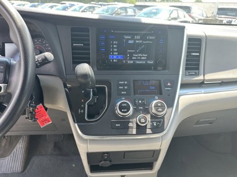 Used 2015 Toyota Sienna LE image 33