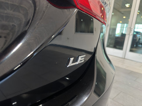 Used 2018 Toyota Camry LE image 10