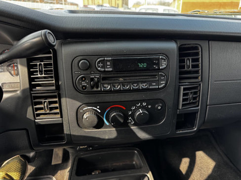 Used 2004 Dodge Dakota Sport w/ Deluxe Convenience Group image 14
