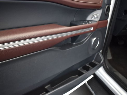 Used 2023 Ford Expedition Limited image 11