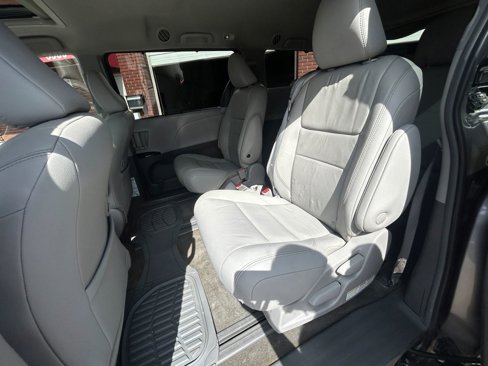 Used 2018 Toyota Sienna XLE image 27