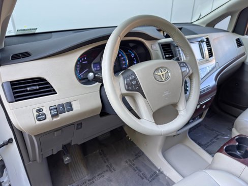 Used 2011 Toyota Sienna XLE image 12