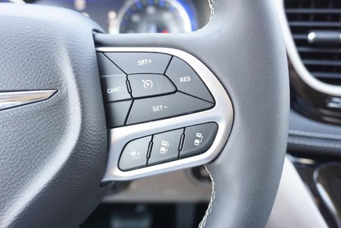 Used 2022 Chrysler Pacifica Touring-L image 40